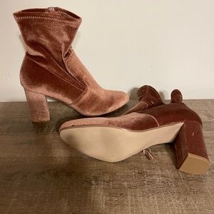 Women's size 10 Steve Madden Mauve colored boot.